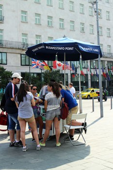 Tourists at the Info Point at Deak Square