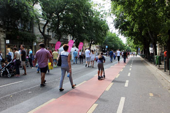 people walking on Andrassy on the car free day