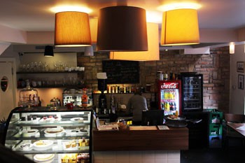 Briós Cafe inside