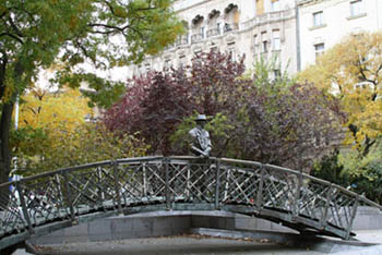 the standing bronze sttaue of Imre Nagy on a wooden bridge