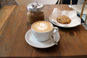 cappuccino z ciasteczkiem w mesterbike cafe