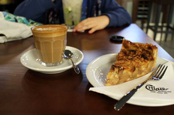 flat white and apple pie in Cirkusz cafe
