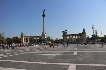 the Millenium monument and the surrounding statues on Heroes' Sqr