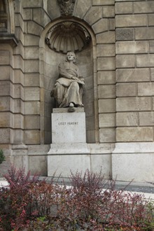 stone statue of Franz Liszt in a sitting position