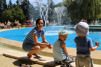 Margitsziget, at the fountain with the kids