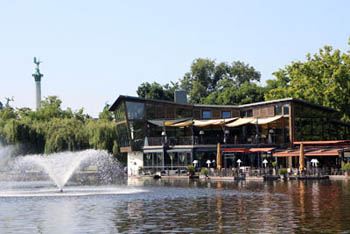 the terrace of the restaurant on city park lake