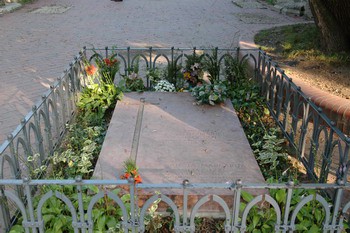 the gravestone of princess Margaret surrounded with flowers
