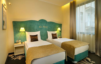 a double room with two single beds in la Prima Fashion hotel 