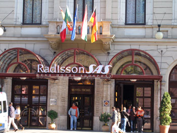 entrance of the Radisson Blu Béke Hotel