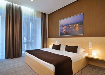a standard double room in Promenade hotel