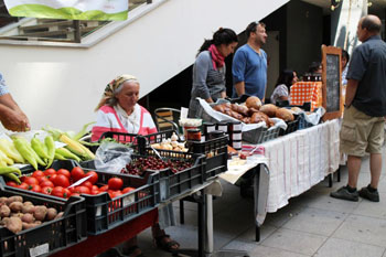 local farmers selling their produce at Közös Piac