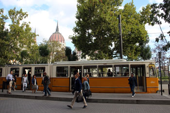 people getting off tram 2 at Kossuh sqr.