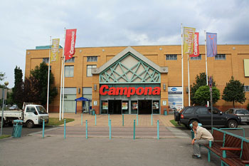 the main entrance of the plaza with campona in big red letters written