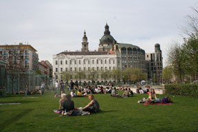 youngsters on the lawn at Erzsébet Square