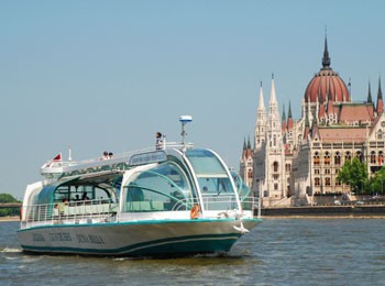 a tourist boat at the Parliament on the Danube