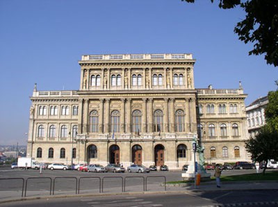  The Hungarian Academy of Sciences on Széchenyi István Square (the former Roosevelt Square)