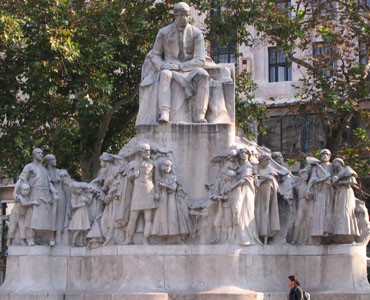 vorosmarty_statue_budapest