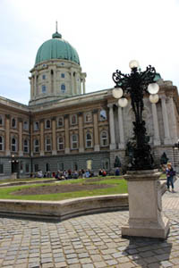 the domed building of the National Gallery with a a cast iron street lamp in its courtyard