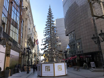 a golden Xmas tree intsallaion in front of the Kempinski Hotel