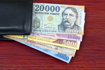  verschiedene HUF-Banknoten ragen aus einer schwarzen Brieftasche