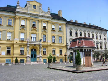 the main square surrounded with baroque buildings and the tiny Gaslamp Kiosk Cafe in the middle