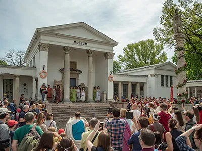 photo of people dressed toga at the main entrance of the Aquicum Museum on the Floralia Festival, visitors taking photos in front of the museum steps